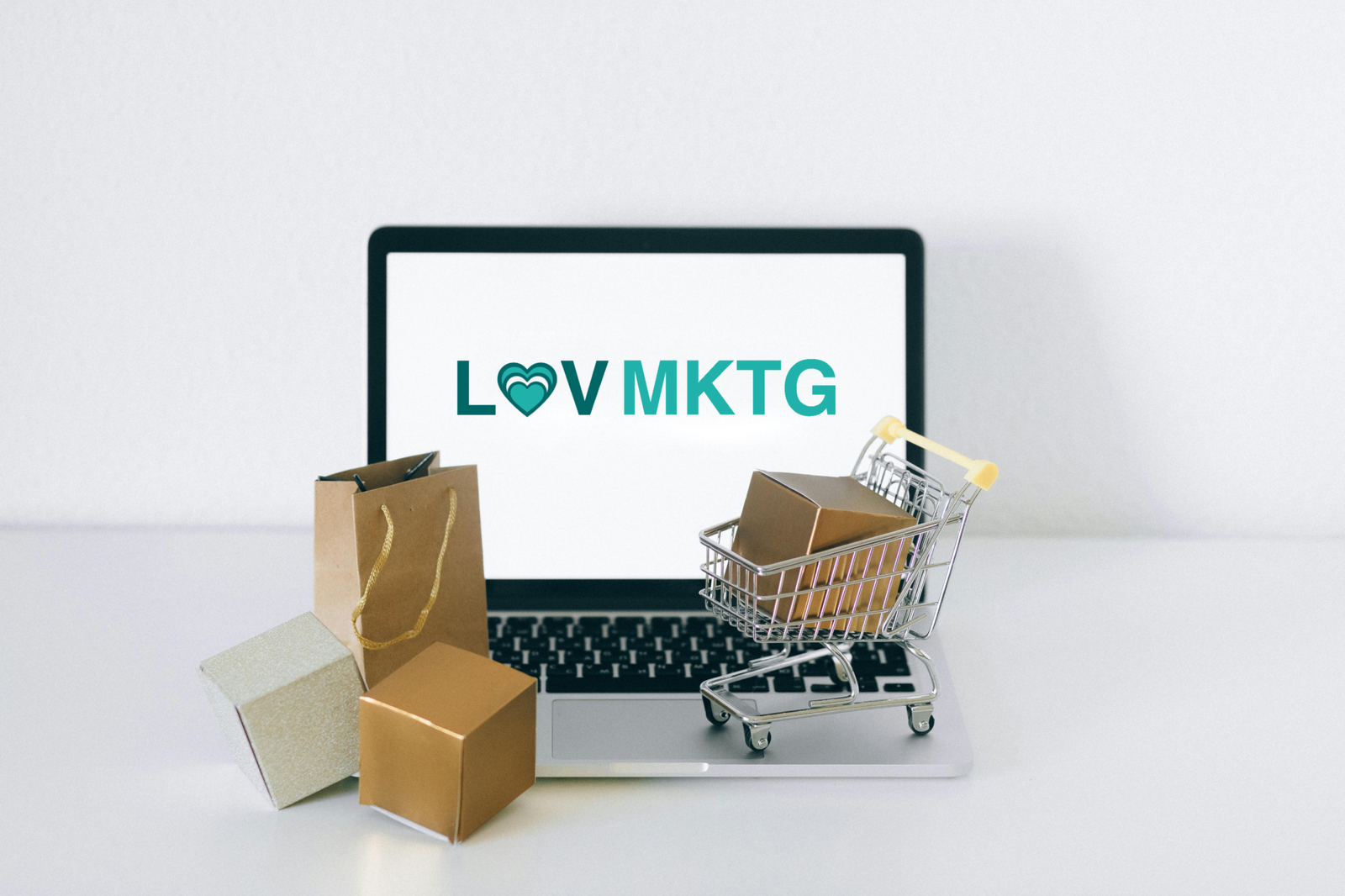Laptop con el logotipo de LUV MKTG y productos de compra en línea
