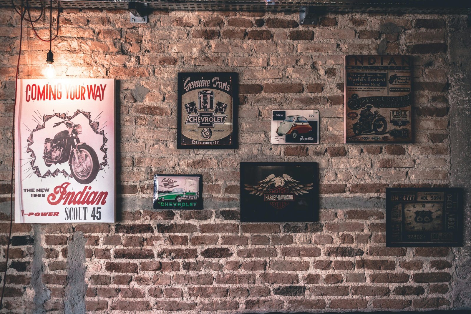 Pared con carteles y diseños gráficos enmarcados