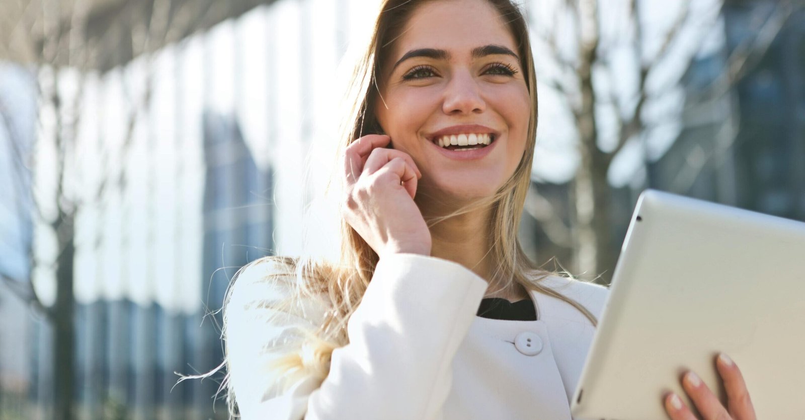 Mujer de negocios hablando por teléfono con una tablet