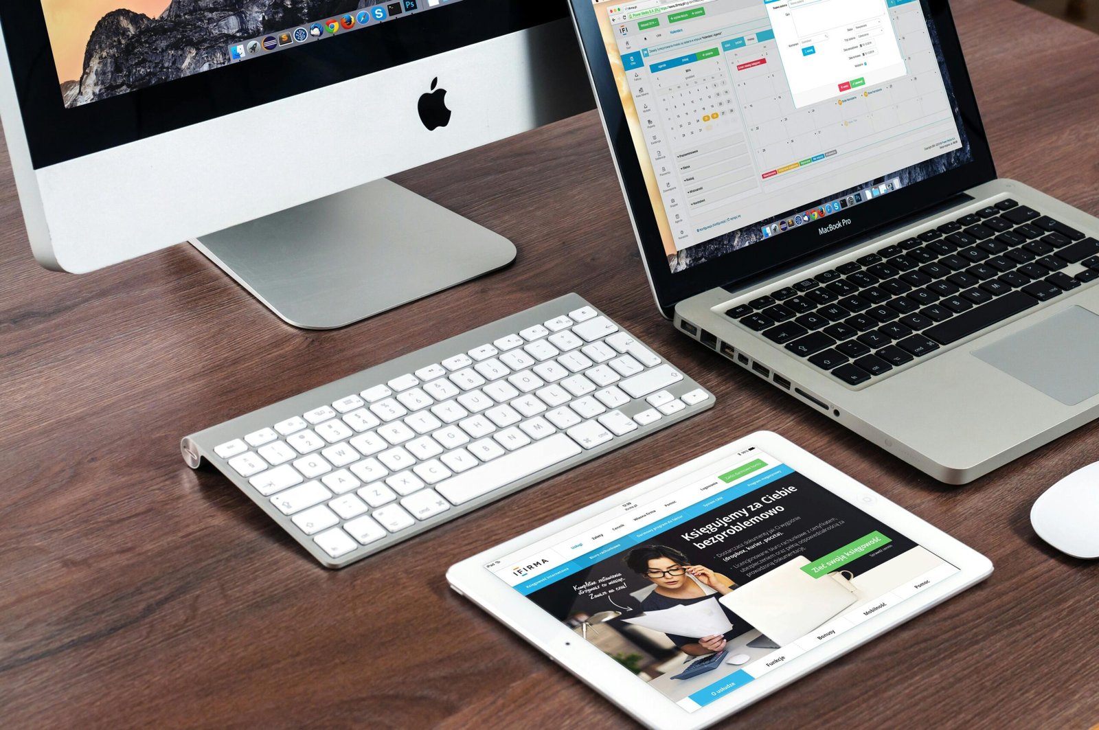 Computadora, laptop y tablet para diseño de páginas web