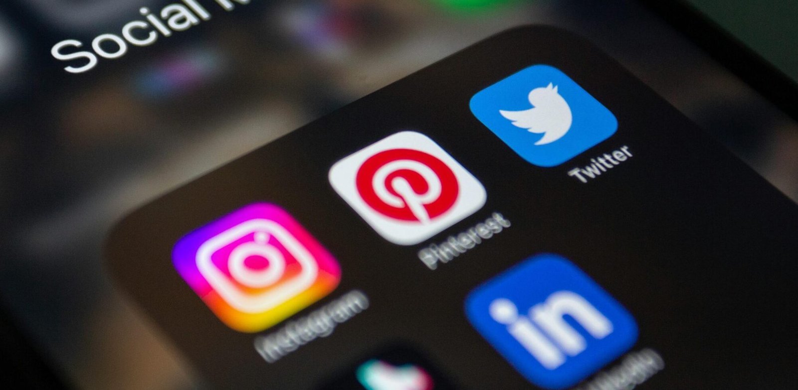 Íconos de Instagram, LinkedIn y otras redes sociales en un celular